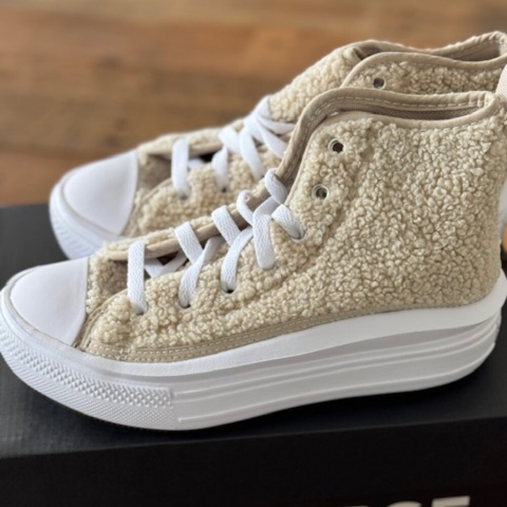 New w/ Box- Converse Chuck Taylor- Youth 2.5- Hi-Platform